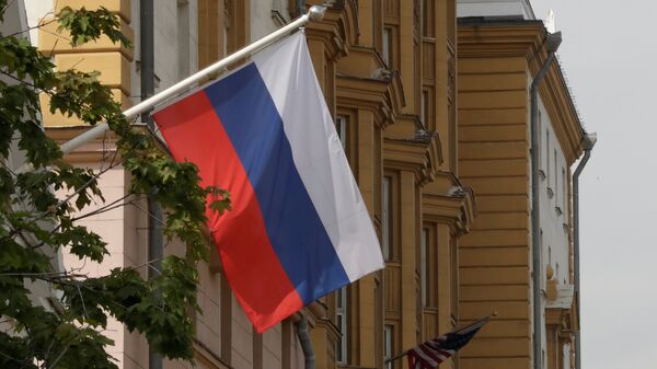 La bandera de Rusia flamea frente a la embajada de EEUU en Moscú - Sputnik Mundo