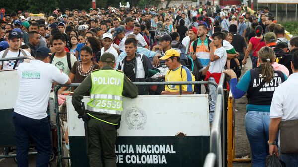Venezolanos en la frontera con Colombia (archivo) - Sputnik Mundo
