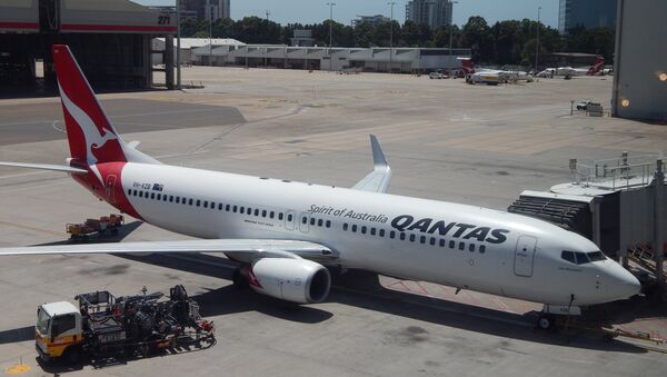 Un avión de Qantas en el aeropuerto de Sídney, Australia (archivo) - Sputnik Mundo
