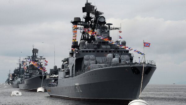 El buque Almirante Vinogradov participa en un desfile solemne en Vladivostok, en el Lejano Oriente - Sputnik Mundo