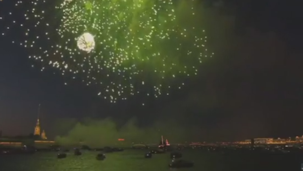 Fuegos artificiales adornan el cielo de San Petersburgo - Sputnik Mundo