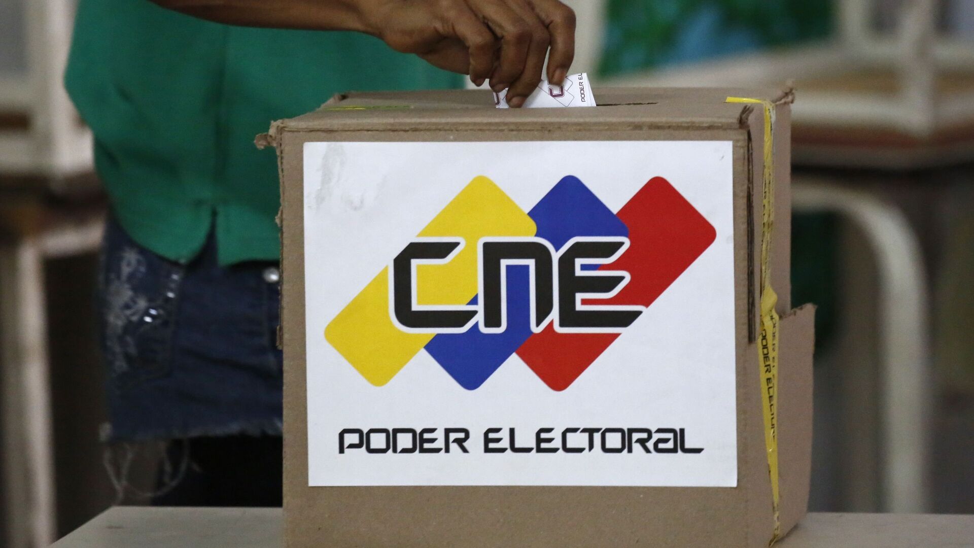 A voter casts a ballot during the Constituent Assembly election in Caracas, Venezuela - Sputnik Mundo, 1920, 02.12.2021
