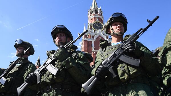Soldados de las Fuerzas Aerotransportadas de Rusia celebran su 87 aniversario en la Plaza Roja de Moscú - Sputnik Mundo