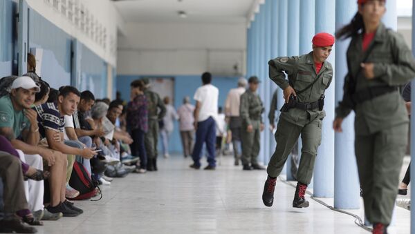 Personas esperando a votar en la Asamblea Nacional Constituyente en Venezuela - Sputnik Mundo