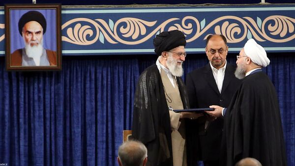 El líder supremo de Irán, el ayatolá Alí Jameneí y el presidente del Irán, Hasán Rohani - Sputnik Mundo