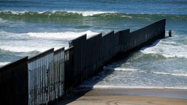 El muro fronterizo entre EEUU y México (archivo) - Sputnik Mundo