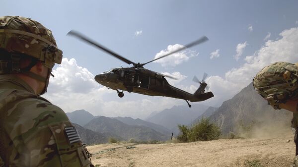 Soldiers with the U.S. Army's 2nd Battalion 27th Infantry Regiment based in Hawaii, pull security as a Blackhawk helicopter lands during an assessment mission to Observation Point Mace days after insurgents attacked four outposts in the area killing some two dozen members of Afghan security forces Saturday, July 9, 2011 in Kunar province, Afghanistan - Sputnik Mundo