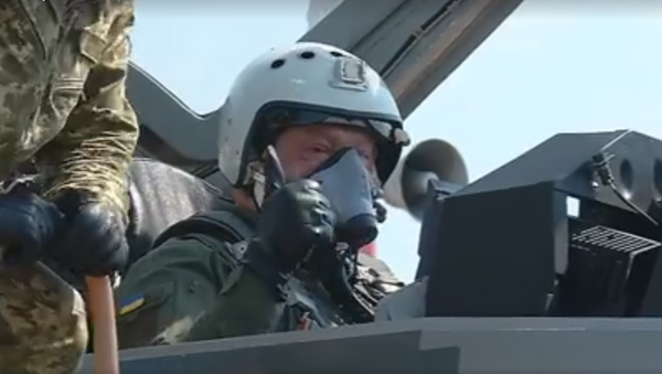 Petró Poroshenko, presidente de Ucrania, vuela sobre un MiG-29 el Día de las Fuerzas Aéreas de Ucrania, Vínitsa, 5 de agosto de 2017 - Sputnik Mundo