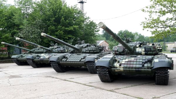 Los tanques T-72 y T-64 en la presentación de la maquinaria bélica en la fábrica de Lviv, Ucrania - Sputnik Mundo
