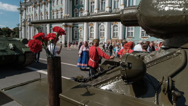 Un tanque T-34 en San Petersburgo - Sputnik Mundo