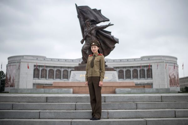 La guía turística y capitana del Ejército Popular Coreano, Choe Un-Jong, posando cerca del Museo de Guerra en Pyongyang - Sputnik Mundo