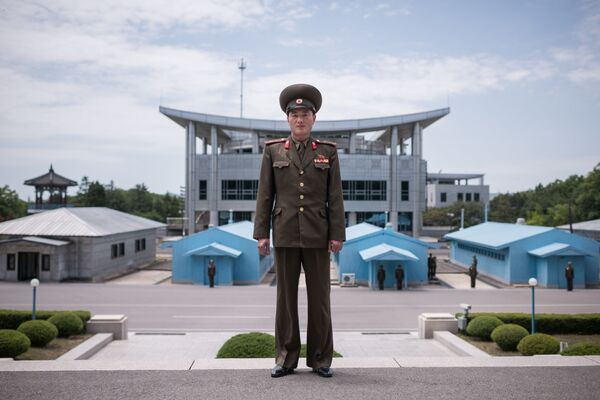 Un militar del Ejército Popular Coreano, posando ante la línea de demarcación en la zona desmilitarizada entre las dos Coreas - Sputnik Mundo