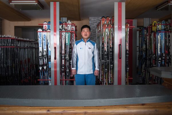 Un empleado del alquiler de equipamiento deportivo en una de las estaciones de esquí norcoreanas - Sputnik Mundo
