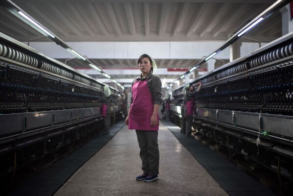 Una empleada de una fábrica de seda en su lugar de trabajo, Pyongyang - Sputnik Mundo