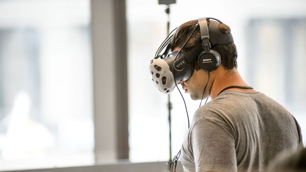 Una persona durante un juego de realidad virtual (imagen referencial) - Sputnik Mundo