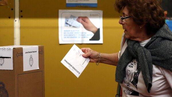 Una mujer votando durante las elecciones primarias en Argentina - Sputnik Mundo