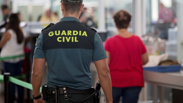 Agente de la Guardia Civil en el aeropuerto de Barcelona (archivo) - Sputnik Mundo