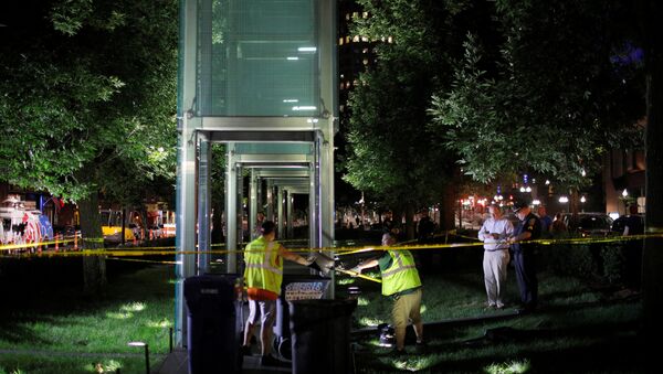 Un trabajador limpia los vidrios rotos del monumento a las víctimas del Holocausto en Boston, EEUU - Sputnik Mundo