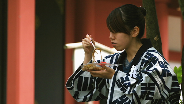 Una japonesa comiendo - Sputnik Mundo