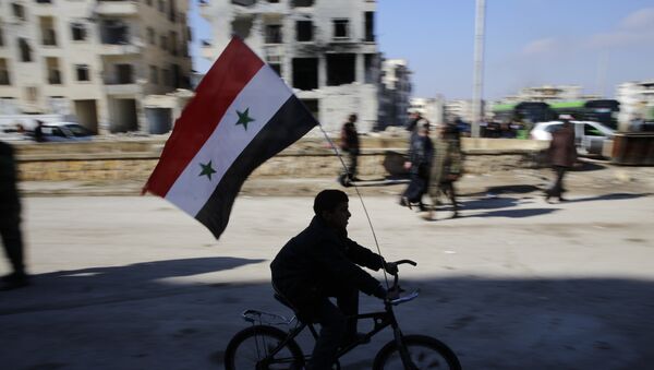Un niño en bicicleta con la bandera de Siria (archivo) - Sputnik Mundo