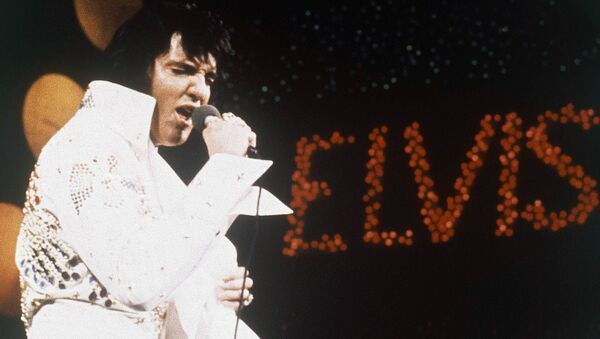 Elvis Presley, el Rey de rock and roll durante su  interpretación. Digital Domain Media Group anunció el 6 de junio de 2012 que está elaborando una holograma para los espectáculos, películas y otros proyectos de Presley de todo el mundo. Digital Domain se coordina con Core Media Group, que administra varias marcas, celebridades y propiedad. - Sputnik Mundo