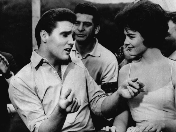 Elvis Presley, a la izquierda, aparece en una escena de la película, Kid Galahad. El 16 de agosto marca el 20 aniversario de la muerte de Presley. - Sputnik Mundo