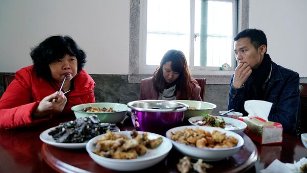 Zhao Yuqing cena con su cliente Wang Quanming y su madre - Sputnik Mundo