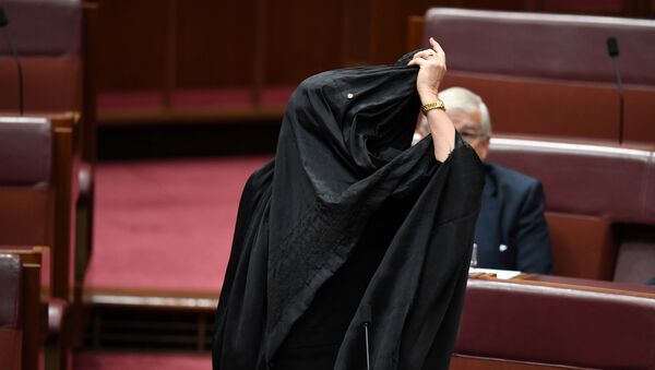 Pauline Hanson se quita un burka en el Parlamento de Canberra - Sputnik Mundo