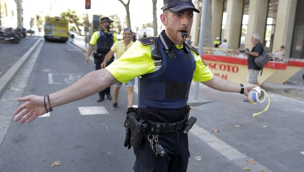 Un policía en Barcelona tras el atropello - Sputnik Mundo