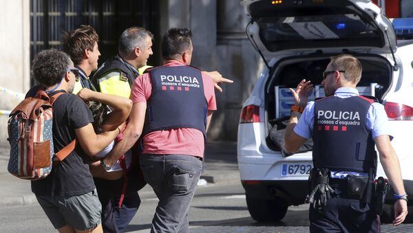 La ayuda a la persona herida tras el atropello en Barcelona - Sputnik Mundo