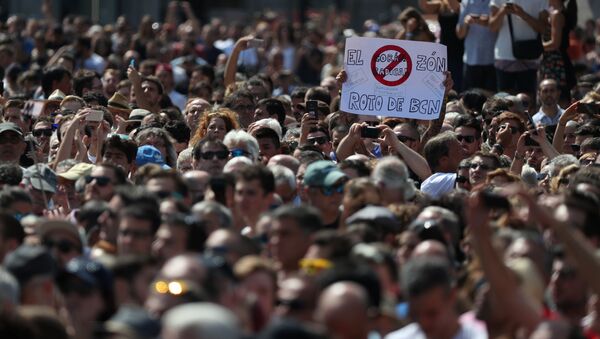 La gente durante el minuto de silencio tras el atentado en Barcelona - Sputnik Mundo