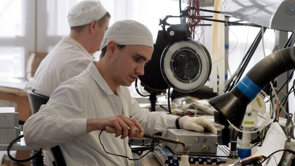 Un empleado de una fábrica mecánica de la ciudad rusa de Kazán - Sputnik Mundo