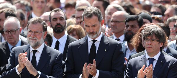 El presidente del Gobierno, Mariano Rajoy, el rey de España, Felipe VI y presidente del Gobierno catalán, Carles Puigdemont El presidente del Gobierno, Mariano Rajoy, el rey de España, Felipe VI y presidente del Gobierno catalán, Carles Puigdemont - Sputnik Mundo