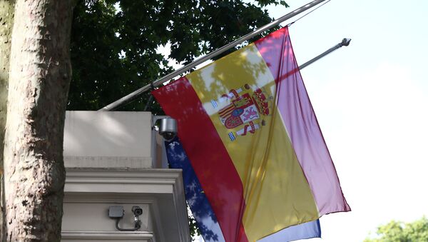 Las banderas de España y la UE izadas a media asta - Sputnik Mundo