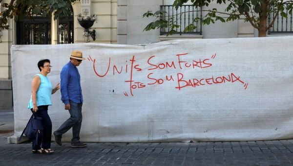 Una pintada en Barcelona que dice 'Unidos somos fuertes, todos somos Barcelona' - Sputnik Mundo