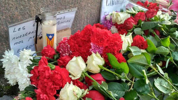 Flores en San Petersburgo, Rusia, en memoria de las víctimas del atentado de Barcelona, España - Sputnik Mundo
