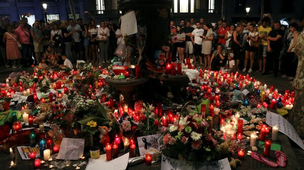 Flores en memoria de las víctimas de los atentados de Barcelona y Cambrils, España  - Sputnik Mundo