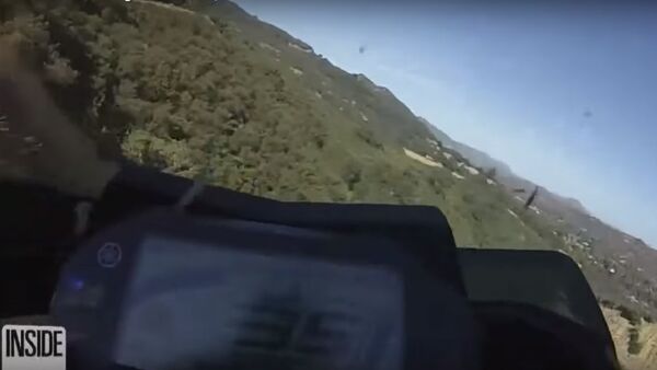 Un motociclista graba el momento en que cae de un precipicio con su moto - Sputnik Mundo