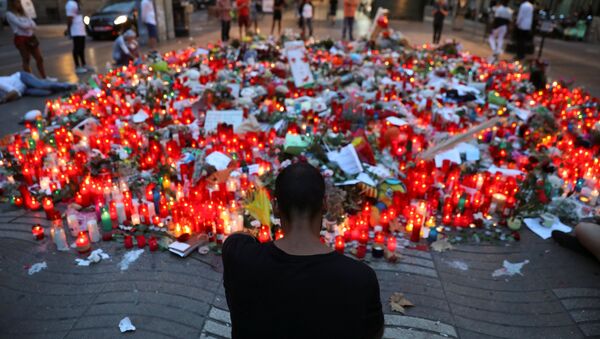 La gente rinde homenaje a las víctimas del atentado en La Rambla, Barcelona - Sputnik Mundo