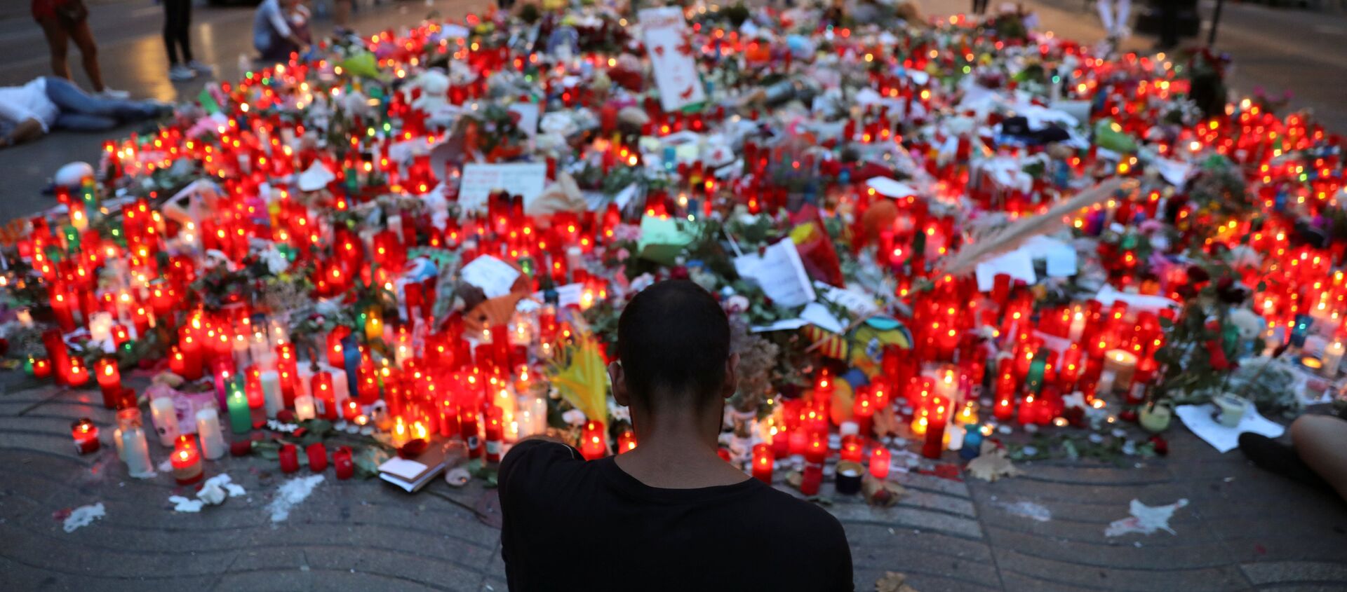 La gente rinde homenaje a las víctimas del atentado en La Rambla, Barcelona (archivo) - Sputnik Mundo, 1920, 06.08.2018