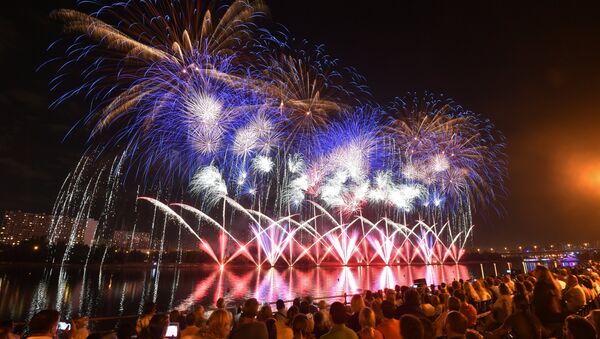 El Tercer Festival Internacional de Fuegos Artificiales Rostec en Moscú - Sputnik Mundo