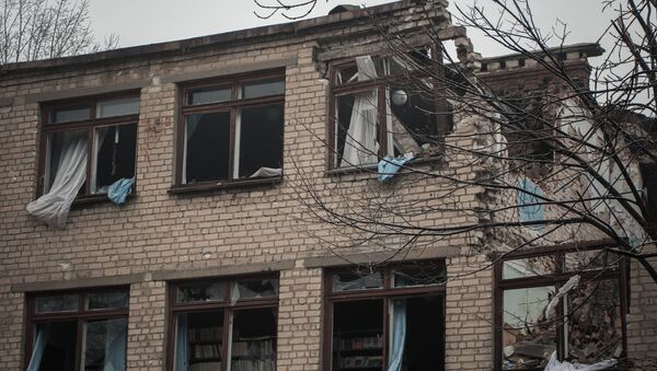 Una escuela afectada por los bombardeos en Donbás (archivo) - Sputnik Mundo
