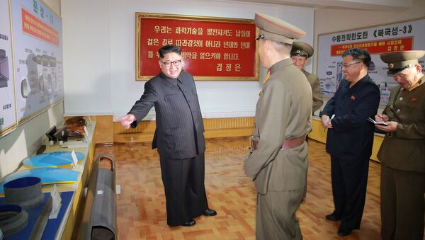 Kim Jong-Un enseña durante una visita al Instituto de Materiales Químicos de la Academia de Ciencias de la Defensa - Sputnik Mundo