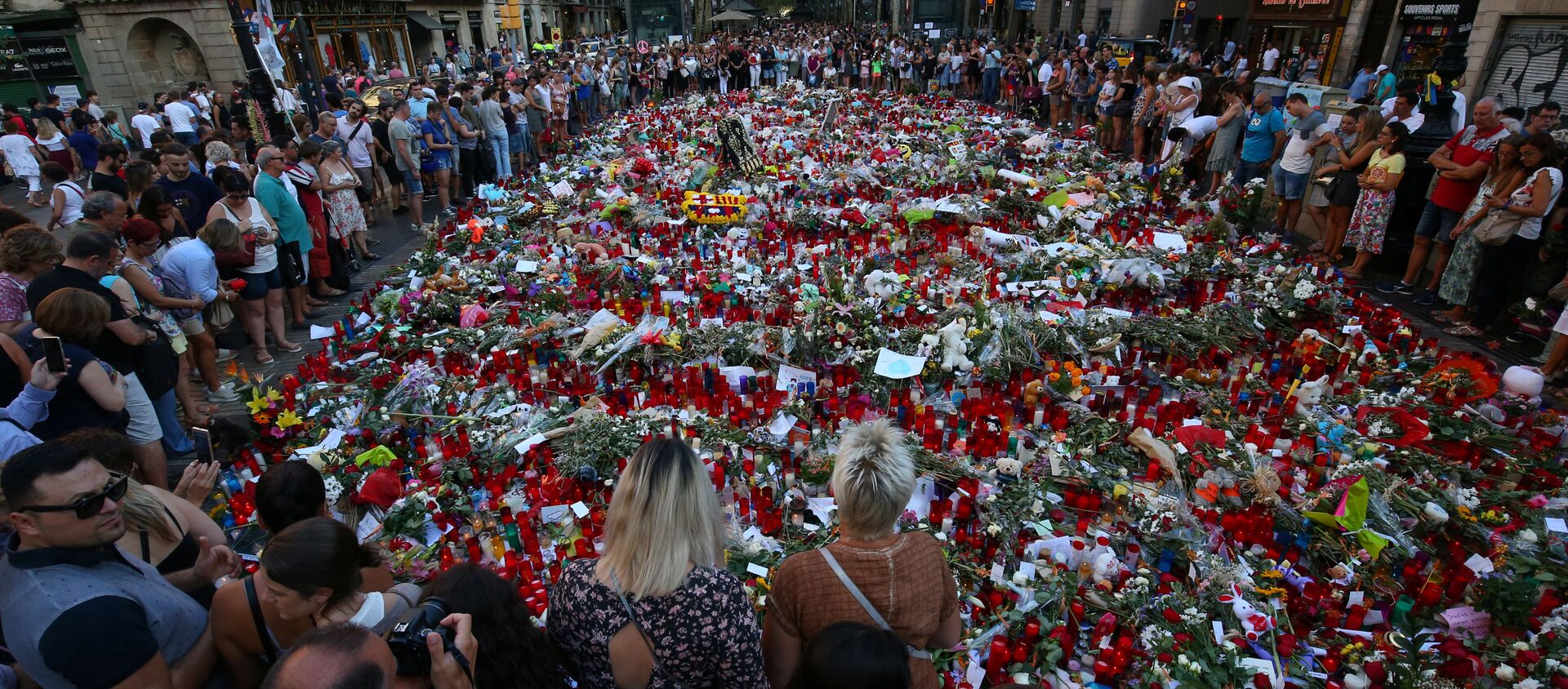 La gente rinde homenaje a las víctimas del atentado en La Rambla, Barcelona - Sputnik Mundo, 1920, 14.08.2020