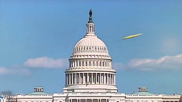 Un supuesto ovni vola delante del Capitolio de los Estados Unidos durante una transmisión en vivo del canal Fox News - Sputnik Mundo