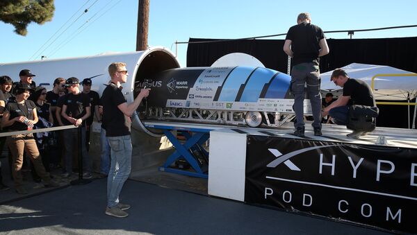 Team members from WARR Hyderloop, Technical University of Munich place their pod on the track during the SpaceX Hyperloop Pod Competition in Hawthorne, Los Angeles, California, U.S., January 29, 2017 - Sputnik Mundo