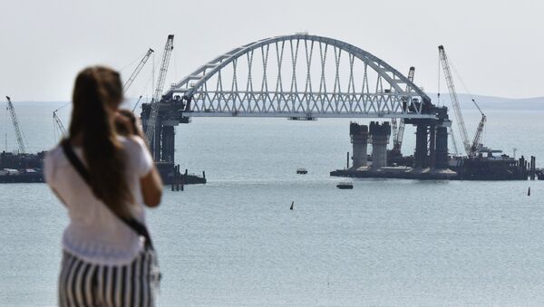 Las impresionantes obras del puente de Crimea sobre el estrecho de Kerch - Sputnik Mundo