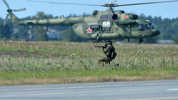Militares bielorrusos durante lоs preparativos para las maniobras Zapad 2017 - Sputnik Mundo