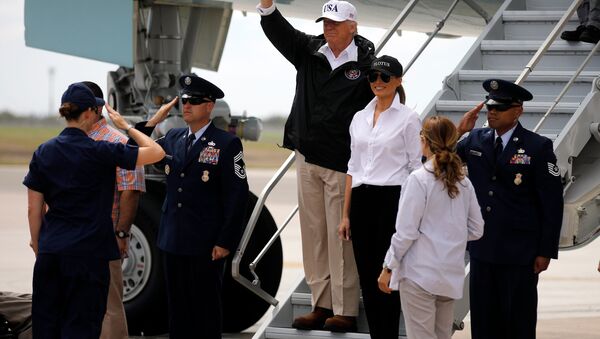 El presidente de EEUU, Donald Trump, y su esposa Melania llegan al estado de Texas - Sputnik Mundo