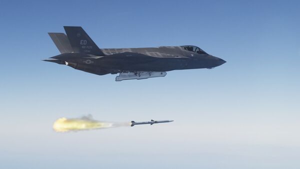 An F-35 Lightning II launches an AIM-120 advanced medium range air-to-air missile - Sputnik Mundo
